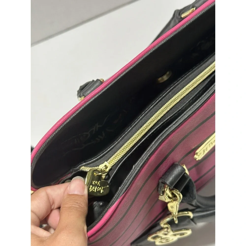 Betsey Johnson Pink Black Striped Heart Quilted Satchel Crossbody Bag‎ Bow Charm